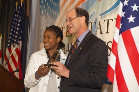 חבר הקונגרס בראד שרמן מעניק פרס לראפרית לאי לאי, אחת הזוכות בתחרות.