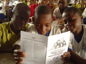 'נוער למען זכויות האדם' מספק פרסומים וחומרים לפעילויות חינוך קבוצתיות.