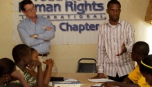 טים באוולס וג'יי ירסיה מעבירים הרצאה בנושא זכויות האדם בליבריה.