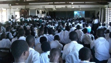 תלמידים בבית-ספר באקרה משתתפים בסמינר זכויות האדם של סניף גאנה של 'נוער למען זכויות האדם הבינלאומי'. בסמינר נאם מנהל ההתפתחות הבינלאומי של 'נוער למען זכויות האדם'.