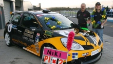 ניקי לאניק עם מכונית המירוץ של Y4HR ועם המדליות שלו